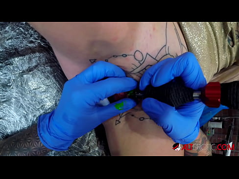 ❤️ Extremadamente tatuado hottie Sully Savage consiguió un tatuaje en su clítoris ❤ Porno casero en es.taxiklass.ru ❌️❤️❤️❤️❤️❤️❤️❤️